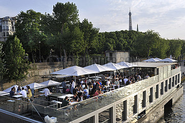 FRANKREICH. Paris (75) 7. Arr. Die Banken der Seine. Der Hafen des großen Caislou. Das Fluctuart Urban Art Center mit einem Restaurant auf der Terrasse