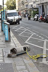 FRANCE. PARIS (75) 4TH DISTRICT. CHARGING POINT UBEEQO FOR ELECTRICS VEHICULES VANDALIZED