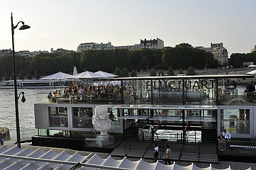FRANKREICH. Paris (75) 7. Arr. Die Banken der Seine. Der Hafen des großen Caislou. Das Fluctuart Urban Art Center mit einem Restaurant auf der Terrasse