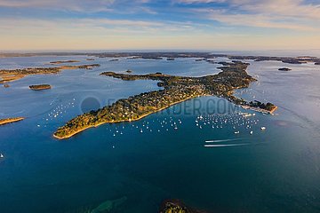 FRANCE. BRITTANY. MORBIHAN (56) AERIAL VIEW OF ILE AUX MOINES  THE LARGEST ISLAND IN THE GULF OF MORBIHAN
