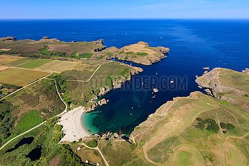 FRANCE. BRITTANY. MORBIHAN (56) BEAUTIFUL ISLAND AT SEA. AERIAL VIEW OF STER VRAS DE SAUZON BEACH IS THE LARGEST BEACH IN THE WEST OF THE ISLAND