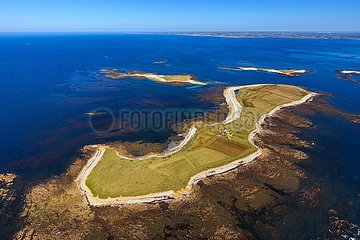 FRANCE. BRITTANY. FINISTERE (29) ARCHIPELAGO OF MOLENE. AERIAL VIEW OF QUEMENES ISLAND