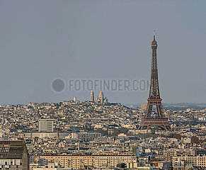 Frankreich. Paris (75) April 2020. 4. Woche der Haft. Der Eiffelturm (rechts) und der Montmartre Hill (in der Mitte). Die außergewöhnliche Transparenz der Luft über der Stadt (insbesondere auf einen stark reduzierten Straßenverkehr)  ermöglicht es  dieses Panorama als nie seit 40 Jahren zu bewundern. Von 33 km  als die Krähe fliegt  können wir im Hintergrund rechts sehen  Charles de Gaulle Flughafen