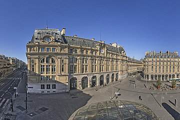 Frankreich . Paris (75) April 2020. dritte Haftwoche aufgrund der Coronavirus -Epidemie. Luftaufnahme der Saint Lazare Station. Im Zentrum und rechts das Gericht von Rom