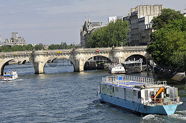 FRANCE. PARIS (75) FLUDIS ELECTRIC PENICHE ON THE SEINE  THIS TRANSPORT COMPANY IS PROPOSING A DECARBONIZE SOLUTION OF URBAN LOGITIC ( BRINGING GOODS TO CENTER OF THE CITY THEN CONVEY THE MERCHANDISES ON FREIGHT BICYCLE TO STORES