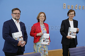 Bundespressekonferenz zum Thema: Veroeffentlichung des nationalen Bildungsberichts: Bildung in Deutschland 2022
