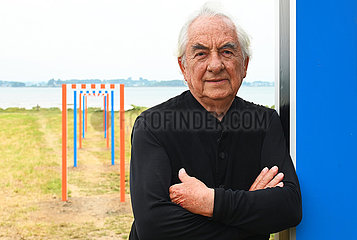 France. Brittany. Morbihan (56). Island of Arz. Pennero  the famous visual artist Daniel Buren in front of one of his works. Ephemeral exhibition Around the roads and paths installed on the island  until November 2023