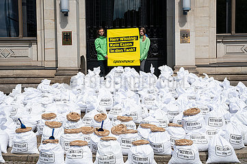 Berlin  Deutschland  Protest von Greenpeace gegen die Verarbeitung von Getreide zu Biokraftstoff fuer Kraftfahrzeuge