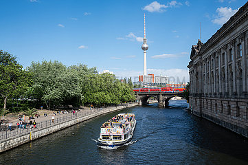 Berlin  Deutschland  Spreeufer mit Ausflugsboot  Bode-Museum und Fernsehturm im Bezirk Mitte