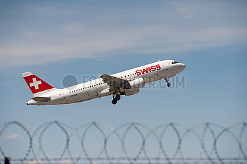 Berlin  Deutschland  Airbus A320 Passagierflugzeug der Swiss beim Start vom Flughafen Berlin Brandenburg BER