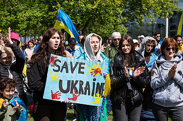 Berlin  Deutschland  Demonstration unter dem Motto Ukraine deserves EU membership! vor dem Bundeskanzleramt