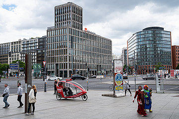Berlin  Deutschland  Stadtszene mit Menschen am Potsdamer Platz im Bezirk Mitte