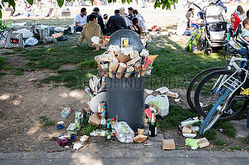 Berlin  Deutschland  Abfall liegt vor einem uebervollen Muelleimer im Berliner Mauerpark