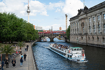 Berlin  Deutschland  Spreeufer mit Ausflugsboot  Bode-Museum und Fernsehturm im Bezirk Mitte