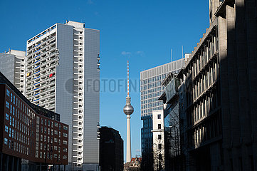 Berlin  Deutschland  Blick von der Axel-Springer-Strasse auf den Fernsehturm am Alexanderplatz in Mitte