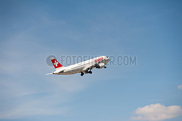 Berlin  Deutschland  Airbus A320 Passagierflugzeug der Swiss beim Start vom Flughafen Berlin Brandenburg BER