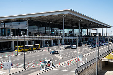 Berlin  Deutschland  Aussenansicht Terminal 1 des Flughafen Berlin-Brandenburg International BER