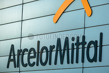 Deutschland  Bremen - Logo von ArcelorMittal an Gebaeude des Bremer Stahlwerks