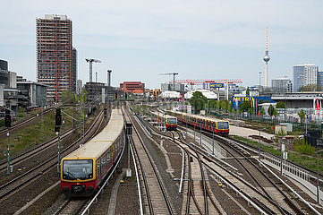 Berlin  Deutschland  S-Bahnen zwischen Ostbahnhof und Warschauer Strasse in Friedrichshain