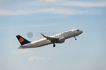 Berlin  Deutschland  Airbus A320 Passagierflugzeug der Lufthansa beim Start vom Flughafen Berlin Brandenburg BER