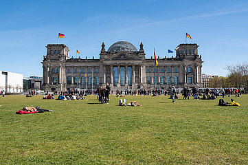Berlin  Deutschland  Menschen auf der Wiese vor dem Reichstag im Bezirk Mitte