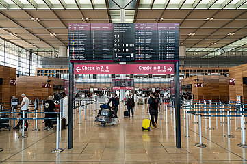 Berlin  Deutschland  Innenaufnahme Abfertigungsbereich im Terminal 1 des Flughafen Berlin-Brandenburg International BER