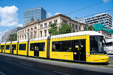Berlin  Deutschland  Eine Strassenbahn der BVG verkehrt im Bezirk MItte zum Start des 9-Euro-Tickets