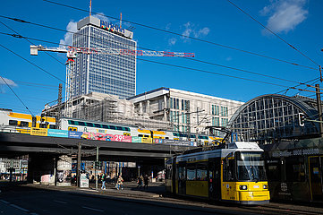Berlin  Deutschland  Stadtszene mit Strassenbahn am Alexanderplatz im Bezirk Mitte