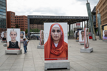 Berlin  Deutschland  Kunstinstallation Die Deutschen des 21. Jahrhunderts von Oliviero Toscani am Potsdamer Platz