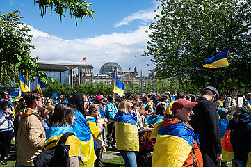 Berlin  Deutschland  Demonstration unter dem Motto Ukraine deserves EU membership! vor dem Bundeskanzleramt