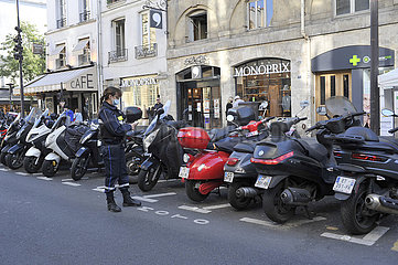 Paris (75) 4e arr. UNE Mitarbeiter de la Mairie de Paris Control de l'Ttestation Assurances gießen Les -Roller ein