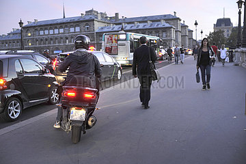 Paris (75) 1er arr. Un Homme en Scooter Evite un bouteillage en montant sur un trottoir