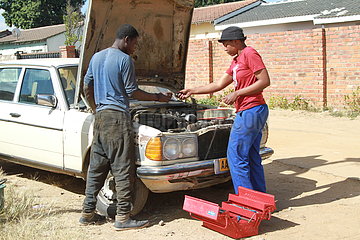 Simbabwe-Chitungwiza-Frauen-Motorrad Mechaniker Simbabwe-Chitungwiza-Frauen-Motormechaniker