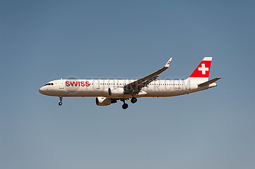 Berlin  Deutschland  Airbus A321 Passagierflugzeug der Swiss im Landeanflug auf den Flughafen Berlin Brandenburg BER