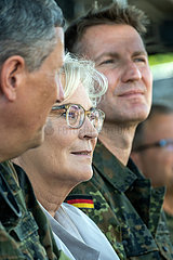 Deutschland  Warendorf - Christine Lambrecht  Bundesministerin der Verteidigung (SPD) beim Tag der Bundeswehr  links: Generalleutnant Markus Laubenthal  rechts: Oberstleutnant Patrick Sensburg MdB