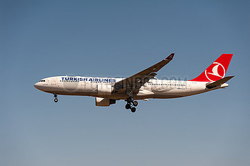 Berlin  Deutschland  Airbus A330 Passagierflugzeug der Turkish Airlines im Landeanflug auf den Flughafen Berlin Brandenburg BER