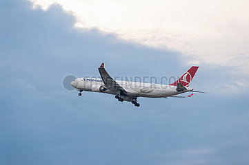 Berlin  Deutschland  Airbus A330 Passagierflugzeug der Turkish Airlines beim Start vom Flughafen Berlin Brandenburg BER
