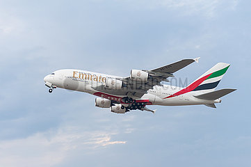Berlin  Deutschland  Airbus A380 Passagierflugzeug der Emirates Airline beim Start vom Flughafen Berlin Brandenburg BER