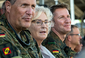 Deutschland  Warendorf - Christine Lambrecht  Bundesministerin der Verteidigung (SPD) beim Tag der Bundeswehr  links: Generalleutnant Markus Laubenthal  rechts: Oberstleutnant Patrick Sensburg MdB