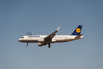 Berlin  Deutschland  Airbus A320 Passagierflugzeug der Lufthansa im Landeanflug auf den Flughafen Berlin Brandenburg BER