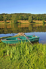FRANCE/ LOT (46) SENAUILLAC-LATRONQUIERE. FISHING BOAT ON TOLERME LAKE  THE LARGEST ARTIFICIAL BODY OF WATER IN THE DEPARTMENT