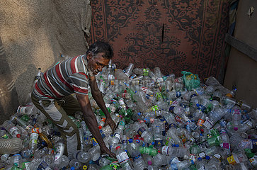 Kashmir-Srinagar-sing-use-Use-Plastikartikel-Ban