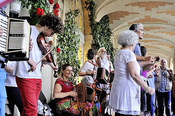 Frankreich  Paris (75) 3 und 4. Arrondissement  Musiktag am Ort des Vosges  französische traditionelle Musikgruppe