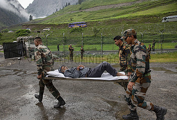 Kashmir-shrine-cloudburst-Rettung