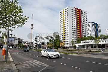 Berlin  Deutschland  Plattenbauwohnungen an der Holzmarktstrasse im Bezirk Mitte mit Fernsehturm