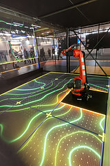 Deutschland  Hannover - Hannover-Messe  SAP-Messestand mit einem Kuka-Roboterarm als Teil einer Lightshow