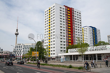 Berlin  Deutschland  Plattenbauwohnungen an der Holzmarktstrasse im Bezirk Mitte mit Fernsehturm