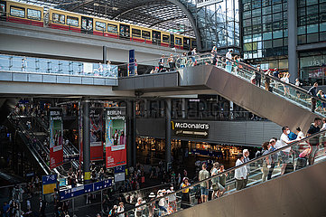 Berlin  Deutschland  Bahnreisende im Berliner Hauptbahnhof im Bezirk Mitte