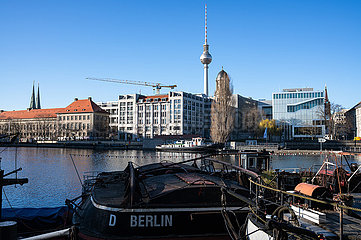 Berlin  Deutschland  Blick vom Maerkischen Ufer auf die Spree und den Fernsehturm im Bezirk Mitte