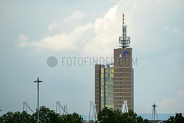 Deutschland  Hannover - Deutsche Messe AG  Blick auf zentrales Hochhaus auf dem Messegelaende